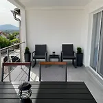 Daire Seascape - Relaxing Home, Steps From The Water!