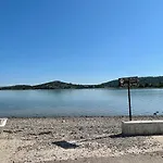 Daire Seascape - Relaxing Home, Steps From The Water!