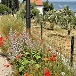 Seascape - Relaxing Home, Steps From The Water! Bilice