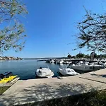 Seascape - Relaxing Home, Steps From The Water!
