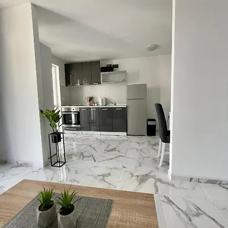 Seascape - Relaxing Home, Steps From The Water!