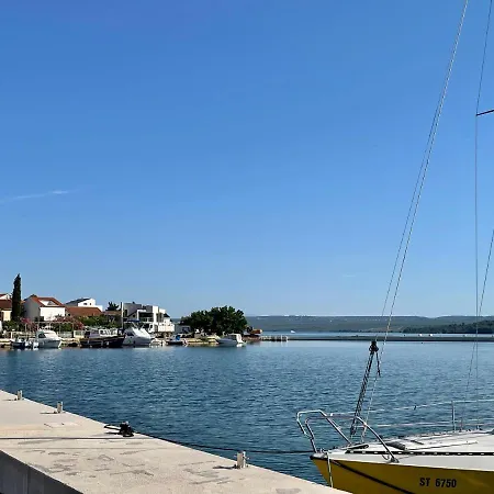 Seascape - Relaxing Home, Steps From The Water! Lejlighed Bilice