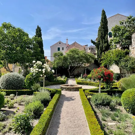 Seascape - Relaxing Home, Steps From The Water!