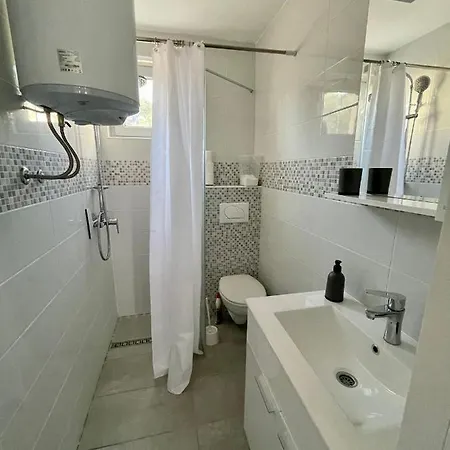 Seascape - Relaxing Home, Steps From The Water! Bilice