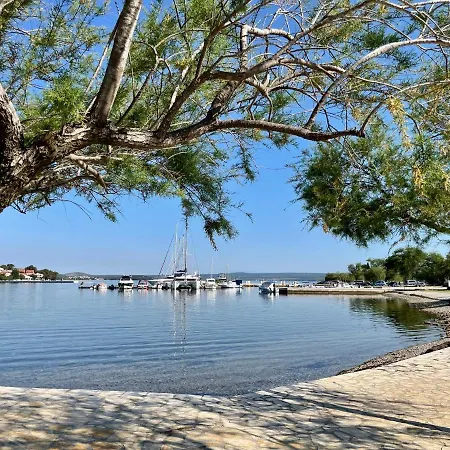 Seascape - Relaxing Home, Steps From The Water! Lejlighed Bilice