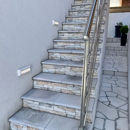 Daire Seascape - Relaxing Home, Steps From The Water! Bilice