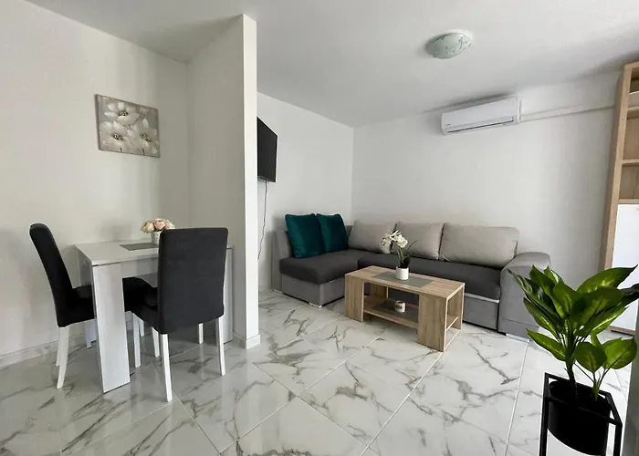 Seascape - Relaxing Home, Steps From The Water! Apartment