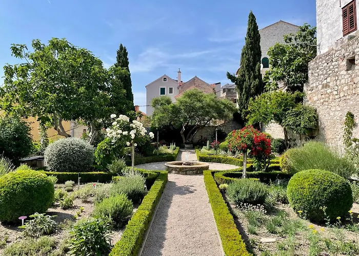 Seascape - Relaxing Home, Steps From The Water!