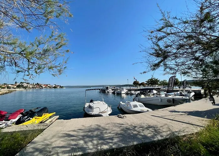 Seascape - Relaxing Home, Steps From The Water!
