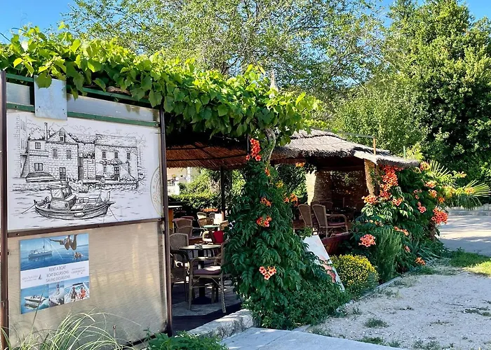 Seascape - Relaxing Home, Steps From The Water! Bilice